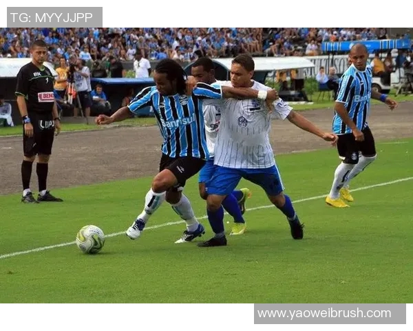 自由队与格雷米奥激战正酣球迷期待精彩对决与精彩进球