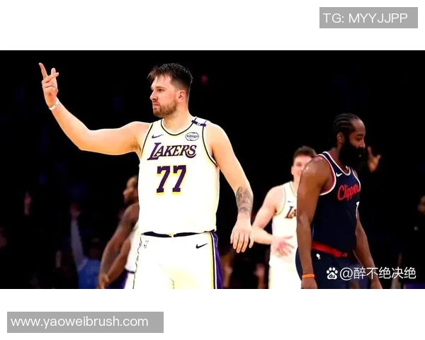 湖人名人队与快船的激烈对决展现篮球魅力与城市荣誉之争 湖人名人队与快船的激烈对决展现篮球魅力与城市荣誉之争